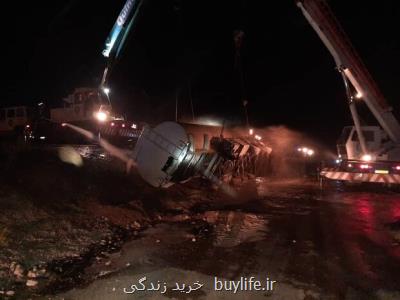 واژگونی تانکر ۳۰ هزار لیتری بنزین در محور سروستان