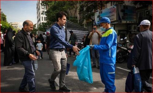 اتمام عملیات رفت و روب مصلی بعد از نماز عید فطر تاساعاتی دیگر