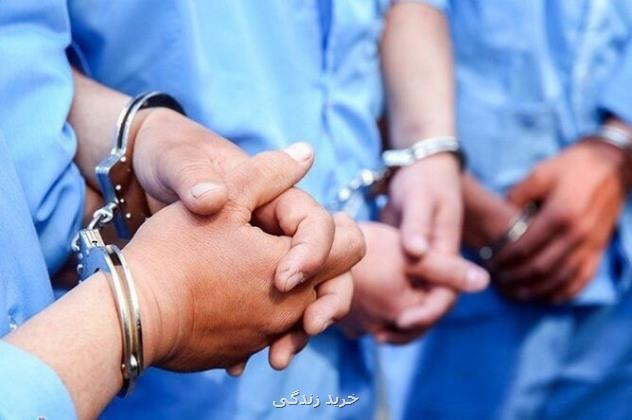 حمله جوان قداره کش به ماشین پلیس در شهرک گلستان