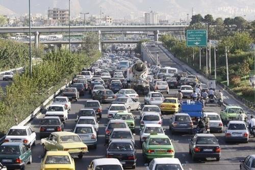 بزرگراه های تهران هم اکنون پر تردد و دارای ترافیک سنگین است