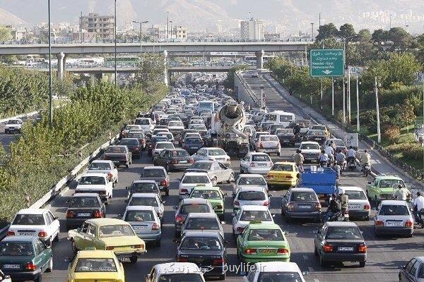 بزرگراه های تهران هم اکنون پر تردد و دارای ترافیک سنگین است