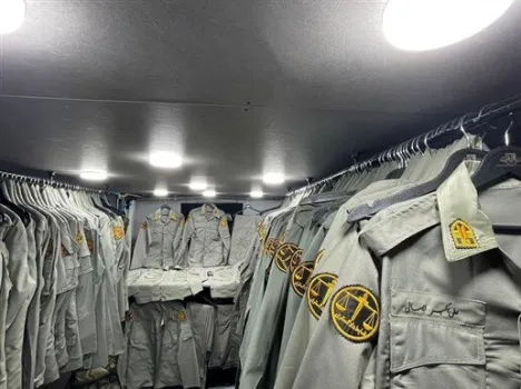 توزیع مرحله جدید البسه و تجهیزات شخصی محیط بانان